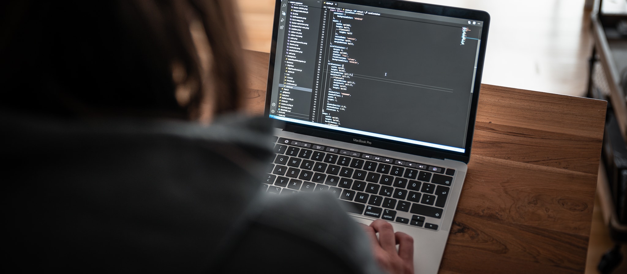 Laptop mit Code, welcher auf Barrierefreiheit optimiert wird